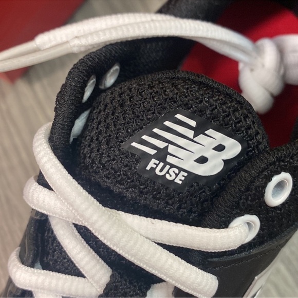 New Balance Black and White Women’s Sports Cleats 6.5 - Picture 6 of 8
